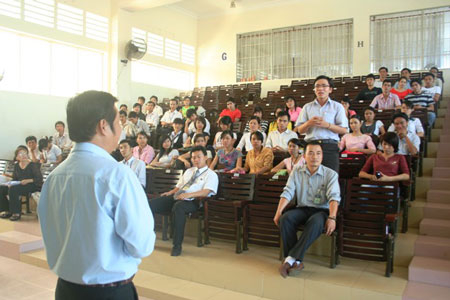 Thầy giáo nhắn tin “vòi” tiền sinh viên trắng trợn