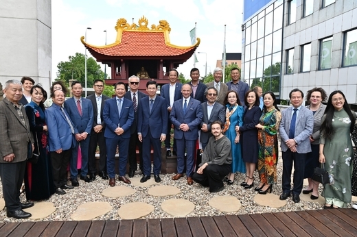 Khánh thành Vườn Việt Nam tại Bảo tàng Châu Á Thái Bình Dương - chùa một cột bên bờ sông Wisła