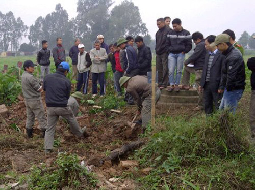 Hàng trăm người dân bắt quả tang đào trộm mộ