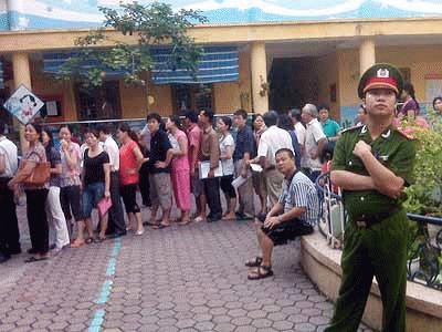 Chiêu ngoạn mục của người Hà Nội: Nhảy tường xin học cho con