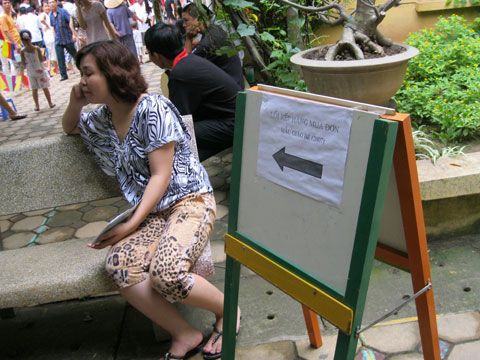 Xếp hàng đăng ký học cho con như thời tem phiếu