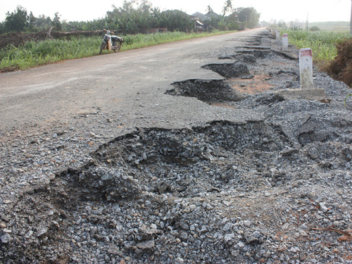 Đường "nát như tương": do lũ hay do chất lượng quá kém?