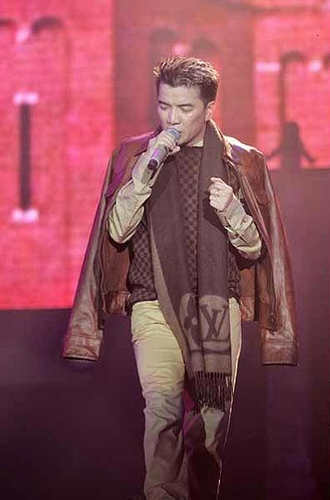 “Sao” không thể thiếu hàng hiệu?