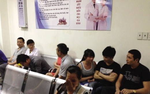 Bác sĩ nội tiếp tay cho “lang băm” ngoại lừa đảo