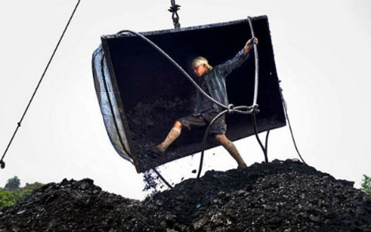 Việt Nam sắp nhập dầu thô và than sau khi xuất rẻ