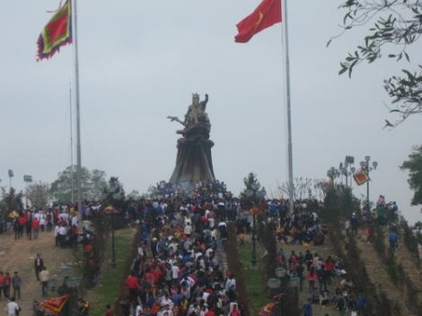 "Đừng giết lễ hội bằng cách đổ tiền thiếu văn hóa"!