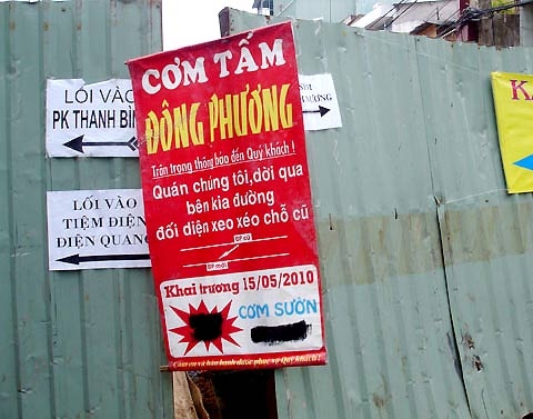 Lô cốt đào đường trở thành điểm sửa xe, rao vặt