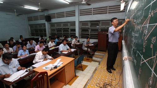 Thả nổi đào tạo tại chức: Hạ chuẩn, xén chương trình