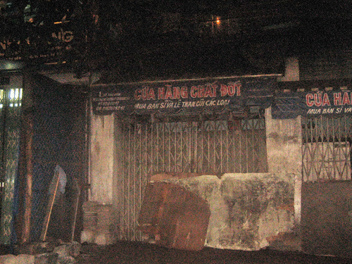 Bắn, chém nhau giữa đại lộ Đông Tây