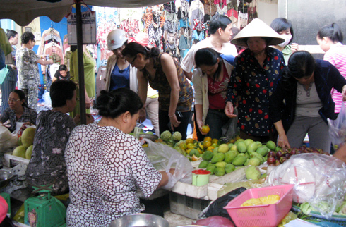 Nỗi khổ mua sắm ngày Tết