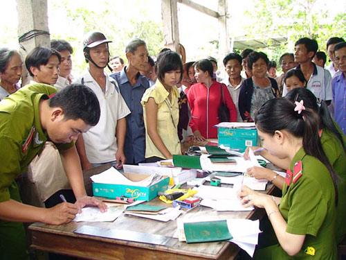 “Quyết” đưa tên cha mẹ vào CMND