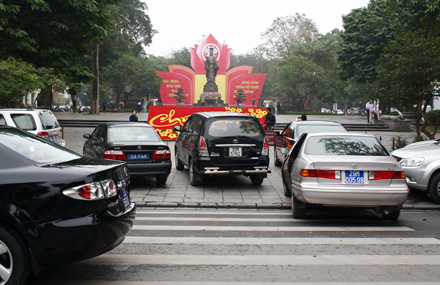 Xe công phạm luật, UBND TP Hà Nội không thể làm ngơ