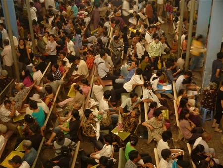 Vung tiền giành giật bác sĩ