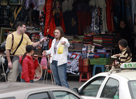 Theo chân nhóm “nữ quái” chuyên bắt chẹt du khách ở Bờ Hồ