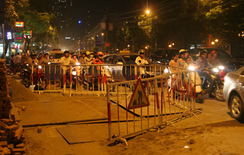 Ùn tắc vì công trình đào đường, lát vỉa hè