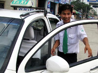 Tài xế taxi bắt cướp sau 9 giờ bị uy hiếp