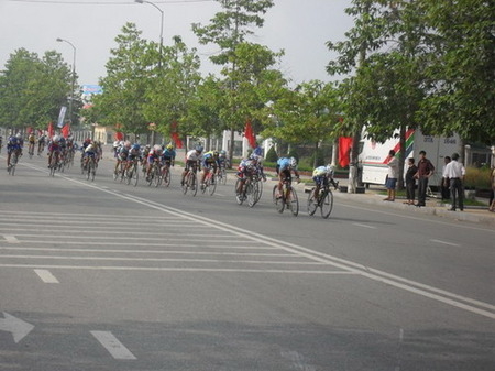 Phiếm mà không phiếm: Ném đá giấu tay