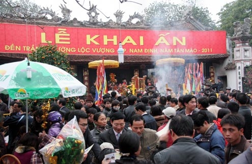 Đổ về đền Trần trước giờ khai ấn