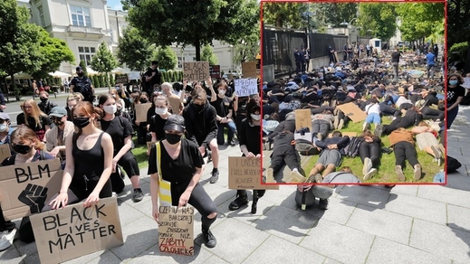 Họ đã nằm sấp trên vỉa hè với hai tay bắt chéo ra sau lưng(*). Cuộc phản đối ở trước tòa đại sứ Mỹ ở Warszawa