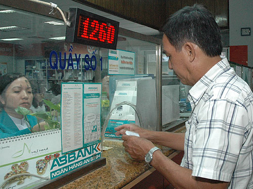 Áp lực lạm phát, mức sống suy giảm