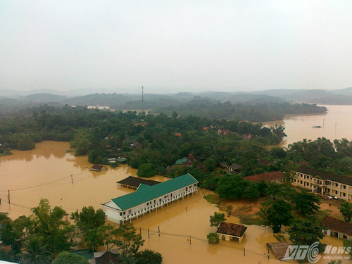 Lũ rút: Miền Trung còn 111 xã ngập nước, 77 người chết