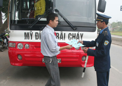 “Xe bị cấm” qua cầu Thăng Long: Cục cấp phép, Sở phạt
