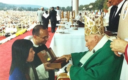 Giáo dân Việt Nam duy nhất được trực tiếp dâng quà tới Đức giáo hoàng John Paul II