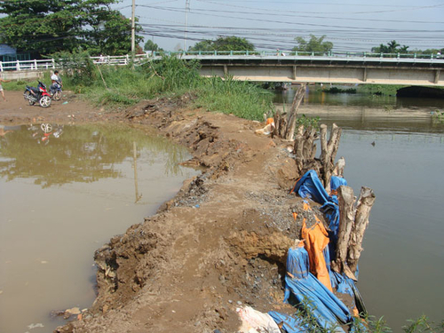 Thủng thẳng chống thuỷ thần, dân lãnh đủ
