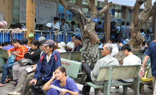 Đổ bệnh vì chờ khám bệnh