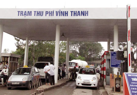 Tài xế phản đối mua vé cầu Thăng Long, giao thông hỗn loạn