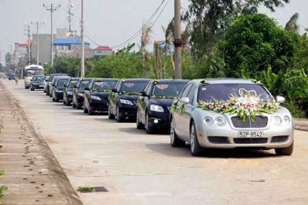 Khó khăn xe sang vẫn bán chạy