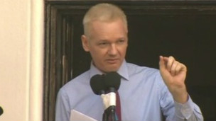 Assange lên tiếng từ nơi trú ẩn