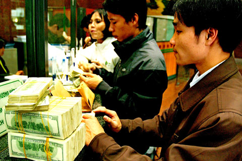 Thị trường tự do đóng cửa, người dân khó tìm chỗ mua đôla