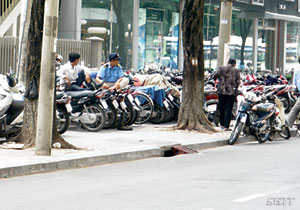Cho thuê vỉa hè, người đi bộ xuống đường
