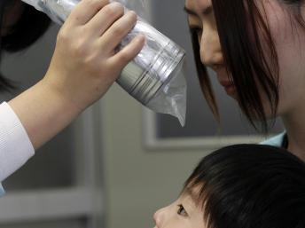 Nhật Bản cấm dùng nước máy cho trẻ em tại Tokyo