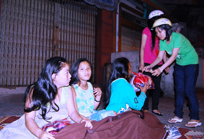 Những bạn trẻ “bám vỉa hè” đêm Giáng sinh