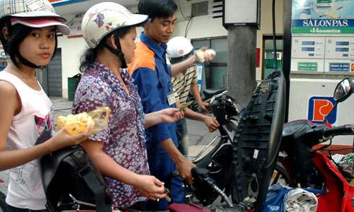 Hai lần tuột cơ hội giảm giá xăng, vì sao?