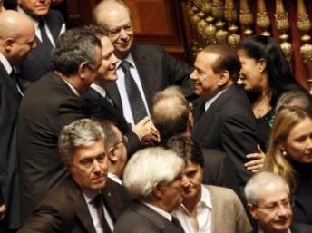 Thủ tướng Berlusconi giữ được ghế, nhưng phía trước đầy khó khăn