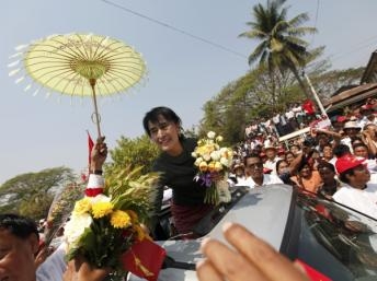 Aung San Suu Kyi phản đối việc xét xử chế độ độc tài quân sự Miến Điện