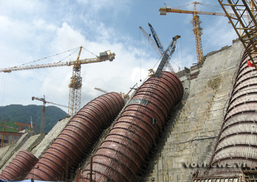 Thuỷ điện Sơn La thi công vượt lũ