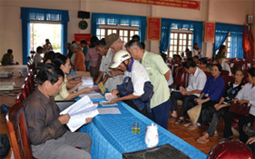 Công chức "cắp ô đi về" và đề nghị tăng tuổi hưu