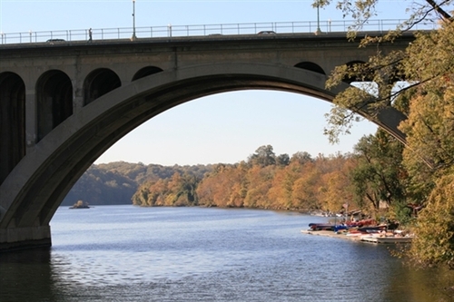 Từ đầu nguồn Potomac nghĩ về Hồng Hà
