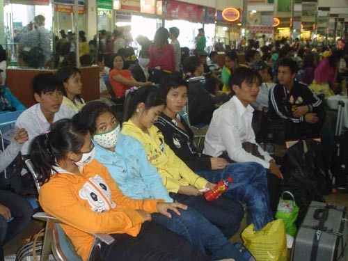 Hàng ngàn hành khách trễ chuyến