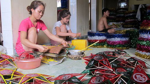 Nhộn nhịp làng đèn sao Báo Đáp