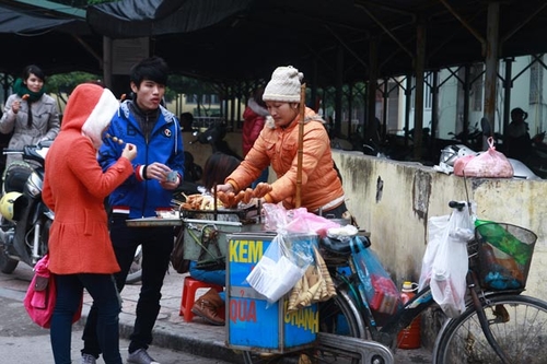 Ngày đầu “siết” thức ăn đường phố: Dân không biết, cán bộ không tin