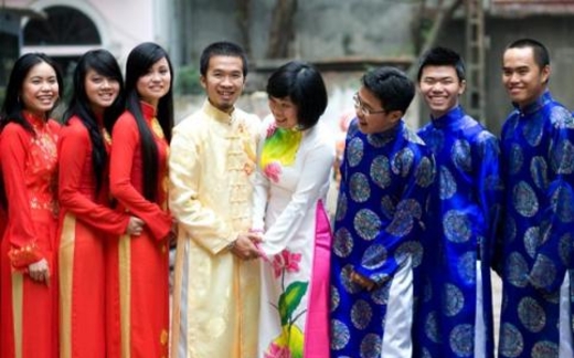 Ấn tượng trong tuần: 'Chảy đi tiền ơi...' và chuyện y phục - kỳ đức