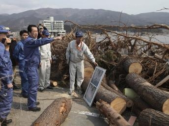 Thủ tướng Nhật lần đầu tiên thăm vùng bị động đất và sóng thần