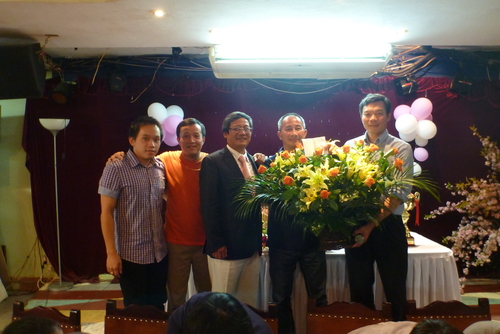 Câu lạc bộ bóng đá Học Sinh-Sinh Viên liên hoan mừng thắng lợi