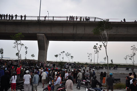 Bàng hoàng xe 4 chỗ xé rách lan can cầu, rơi xuống 20m