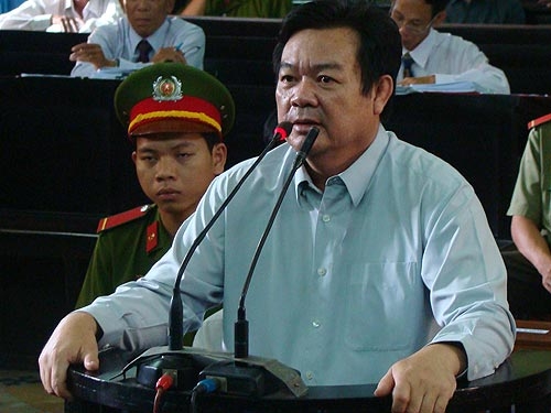 Đổ tội cho nhau